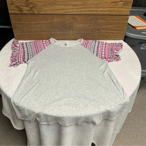 No brand gray/pink sleeve contrast top size medium - Picture 6 of 6